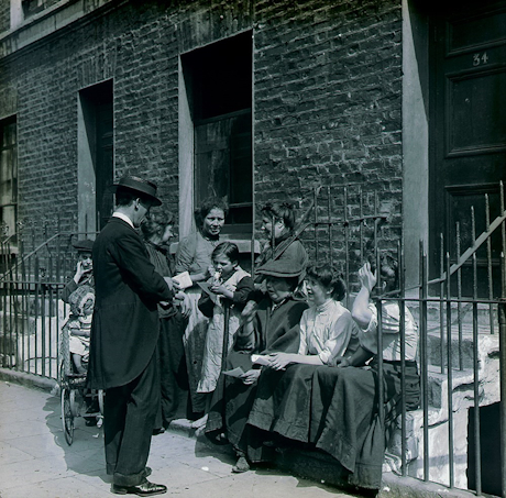 monochrome photo of some people outside a buidling